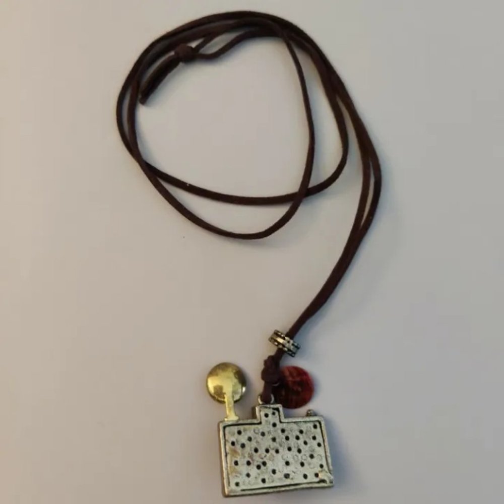 Camera Sweater Chain - Picture 3 of 3